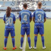 Celia, Luis Hernández e Ian Soler, con la nueva indeumentaria del Málaga CF con la publicidad de Costa del Sol Málaga