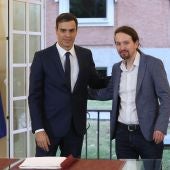 El presidente del Gobierno, Pedro Sánchez, y el secretario general de Podemos, Pablo Iglesias