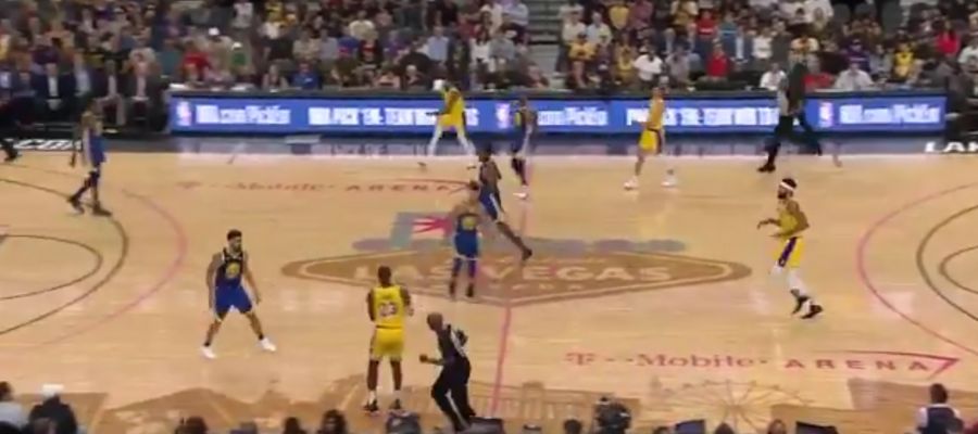 LeBron James se prepara para lanzar a canasta LeBron James se prepara para lanzar a canasta