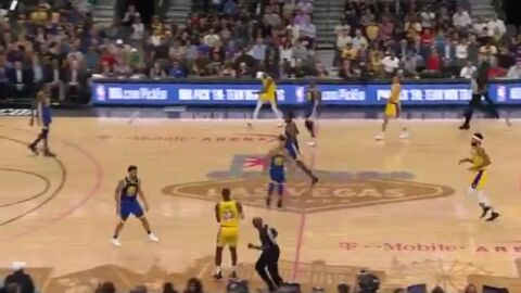 LeBron James se prepara para lanzar a canasta