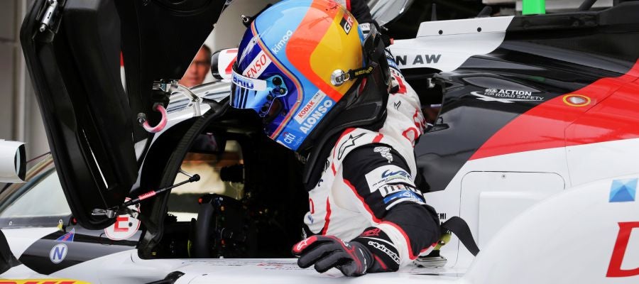 Fernando Alonso se sube a su Toyota Fernando Alonso se sube a su Toyota