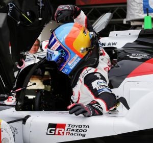 Fernando Alonso se sube a su Toyota Fernando Alonso se sube a su Toyota