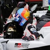 Fernando Alonso se sube a su Toyota
