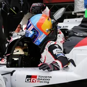 Fernando Alonso se sube a su Toyota Fernando Alonso se sube a su Toyota