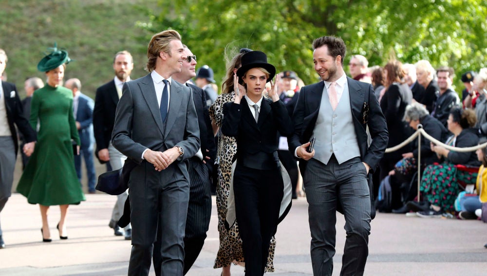 Cara Delevingne llegando a la boda de Eugenia de York