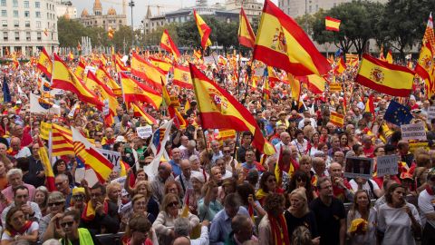Miles de personas han participado hoy en el centro de Barcelona en una manifestaci&oacute;n por la unidad de Espa&ntilde;a