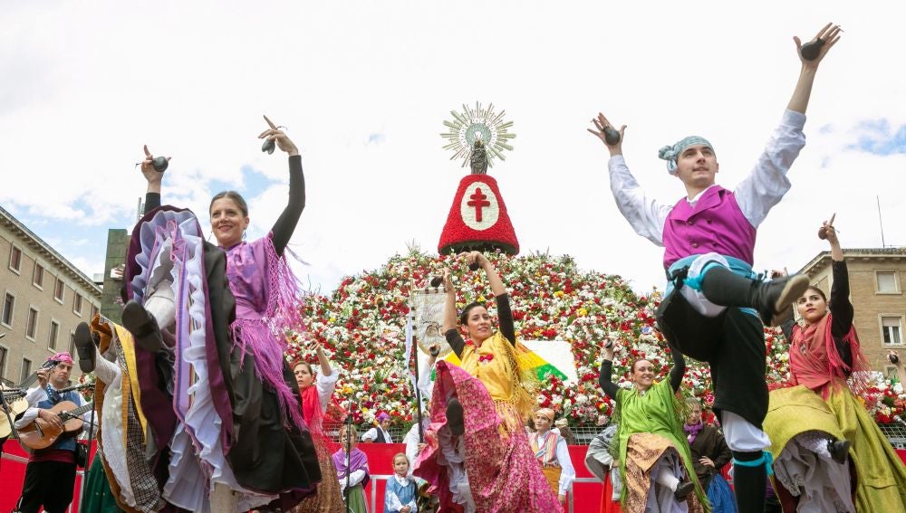  Miles de personas de todas partes de España y otros países han participado hoy en la tradicional Ofrenda de Flores a la Virgen del Pilar