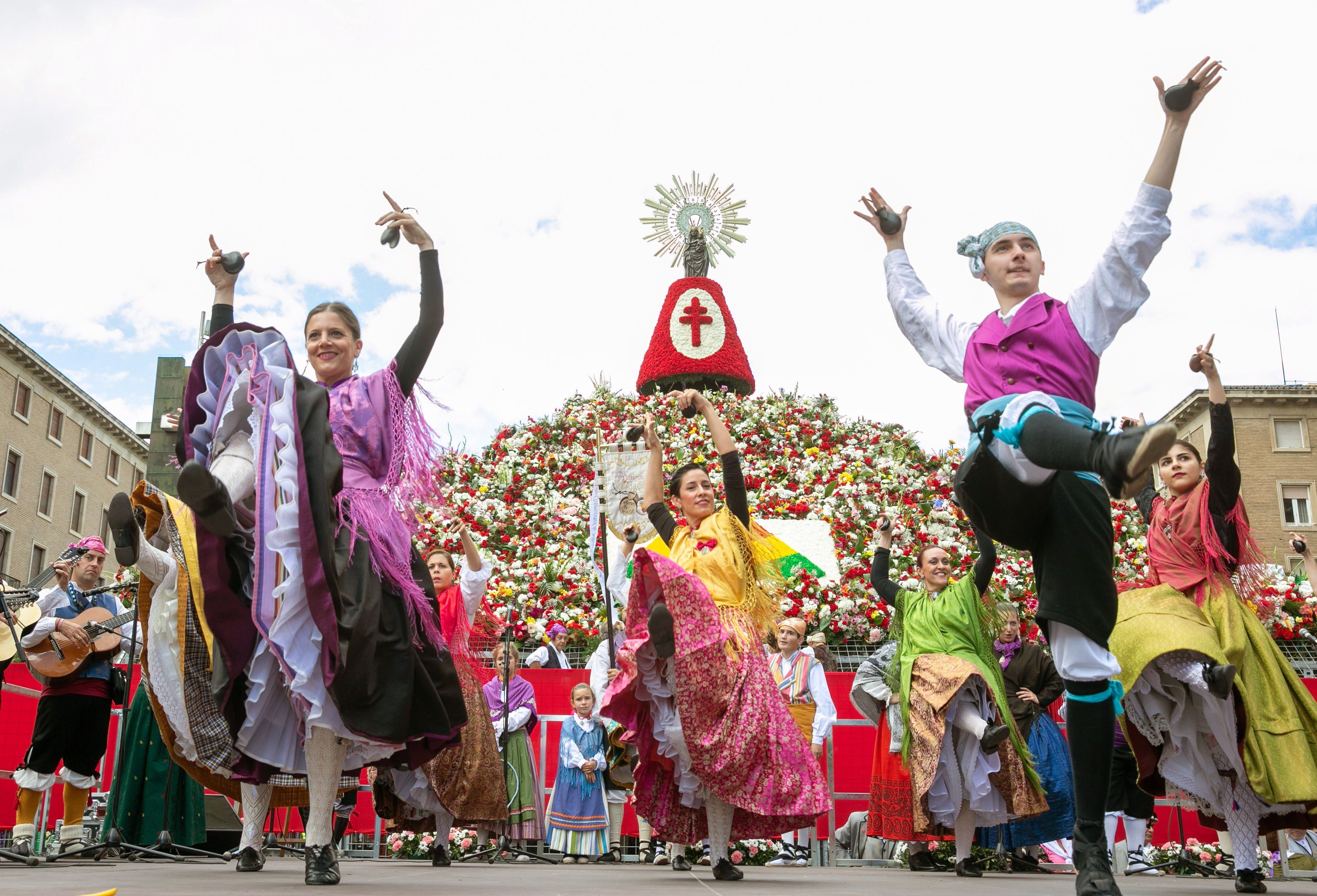 Miles de personas participan en la Ofrenda de Flores a la Virgen del Pilar de Zaragoza Miles de personas participan en la Ofrenda de Flores a la Virgen del Pilar de Zaragoza