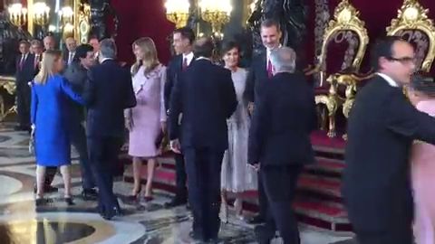 Pedro S&aacute;nchez y su esposa se colocan junto a los Reyes para saludar hasta que protocolo les avisan de que no deben