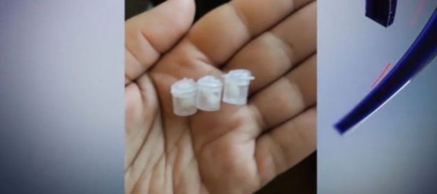 Cápsulas de droga encontradas en manos de la niña Cápsulas de droga encontradas en manos de la niña