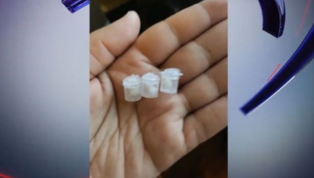 Cápsulas de droga encontradas en manos de la niña
