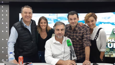 Carlos Alsina rodeado por los participantes de la edici&oacute;n especial del Concurso de Espa&ntilde;ol&iacute;a: Roberto Brasero, Andrea Ropero, I&ntilde;aki L&oacute;pez y Cristina Pardo