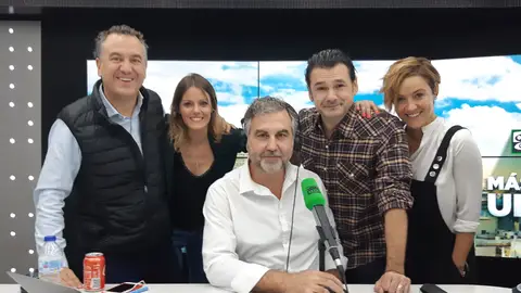 Carlos Alsina rodeado por los participantes de la edición especial del Concurso de Españolía: Roberto Brasero, Andrea Ropero, Iñaki López y Cristina Pardo Carlos Alsina rodeado por los participantes de la edición especial del Concurso de Españolía: Roberto Brasero, Andrea Ropero, Iñaki López y Cristina Pardo