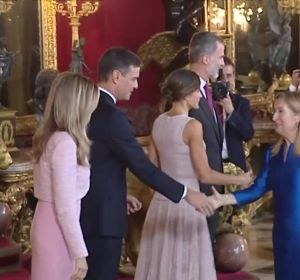 Pedro Sánchez junto a los reyes en el Palacio Real Pedro Sánchez junto a los reyes en el Palacio Real