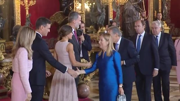 Pedro Sánchez y su esposa se colocan por error junto a los Reyes para  saludar | Onda Cero Radio