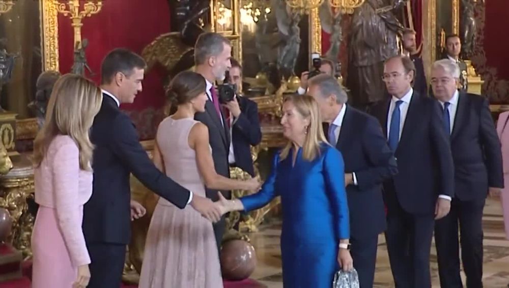 Pedro Sánchez junto a los reyes en el Palacio Real