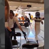 Se filtra un vídeo de Alonso tirando los guantes malhumorado tras abandonar