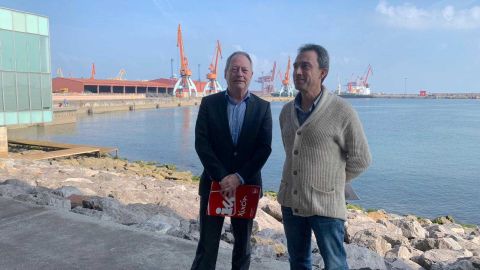 Visita de cargos de IU al Puerto de Gij&oacute;n
