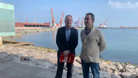 Aurelio Martín y Ovidio Zapico Visita de cargos de IU al Puerto de Gijón