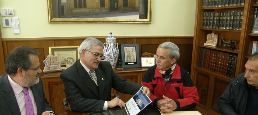 Francisco Antonio Candela con el alcalde Crevillent en 2012 tras alcanzar la cumbre del Aconcagua Francisco Antonio Candela con el alcalde Crevillent en 2012 tras alcanzar la cumbre del Aconcagua