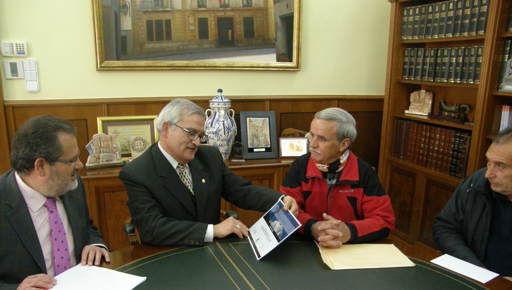 Francisco Antonio Candela con el alcalde Crevillent en 2012 tras alcanzar la cumbre del Aconcagua