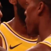 Momento en que parece que Rondo escupe a Chris Paul Momento en que parece que Rondo escupe a Chris Paul