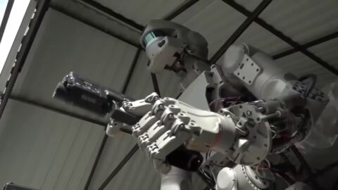 Rusia confirma el env&iacute;o de dos robots al espacio capaces de disparar o conducir un coche