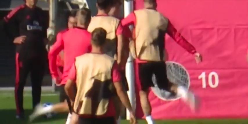 Tensión en Valdebebas: Sergio Ramos se enfada con Reguilón y le da dos pelotazos Tensión en Valdebebas: Sergio Ramos se enfada con Reguilón y le da dos pelotazos