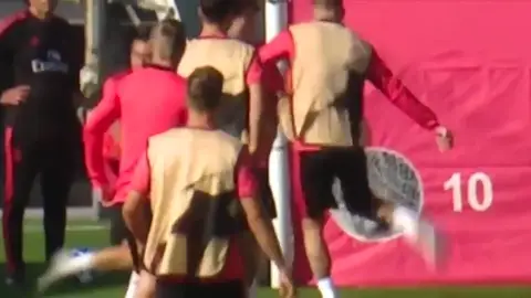 Tensión en Valdebebas: Sergio Ramos se enfada con Reguilón y le da dos pelotazos Tensión en Valdebebas: Sergio Ramos se enfada con Reguilón y le da dos pelotazos