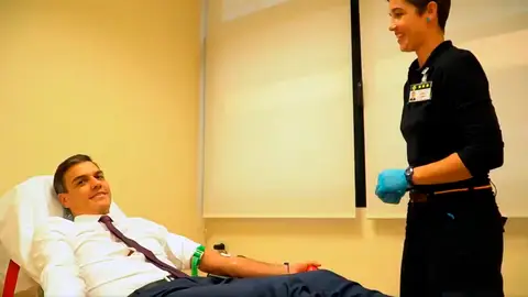 Pedro Sánchez donando sangre en la Moncloa Pedro Sánchez donando sangre en la Moncloa