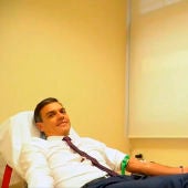 Pedro Sánchez donando sangre en la Moncloa