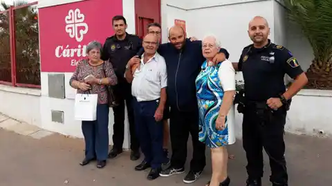 Agentes de la Policía Local de Elche junto al joven francés y su familia Agentes de la Policía Local de Elche junto al joven francés y su familia