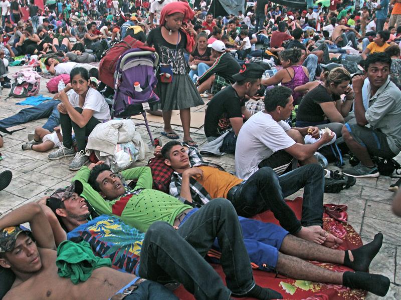 Una Caravana de 1.500 migrantes pasa el control policial en Guatemala tras diálogo Una Caravana de 1.500 migrantes pasa el control policial en Guatemala tras diálogo