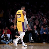 LeBron James, cabizbajo tras la derrota de los Lakers LeBron James, cabizbajo tras la derrota de los Lakers