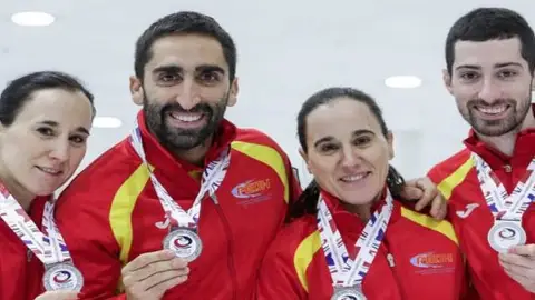 El equipo de Curling de España, que ha ganado la medalla de plata en el Mundial de Curling por equipos mixtos El equipo de Curling de España, que ha ganado la medalla de plata en el Mundial de Curling por equipos mixtos