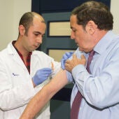 El consejero de Sanidad, Antonio María Sáez Aguado, acude a vacunarse frente a la gripe con motivo del inicio de la campaña autonómica 2018 de vacunación antigripal.  