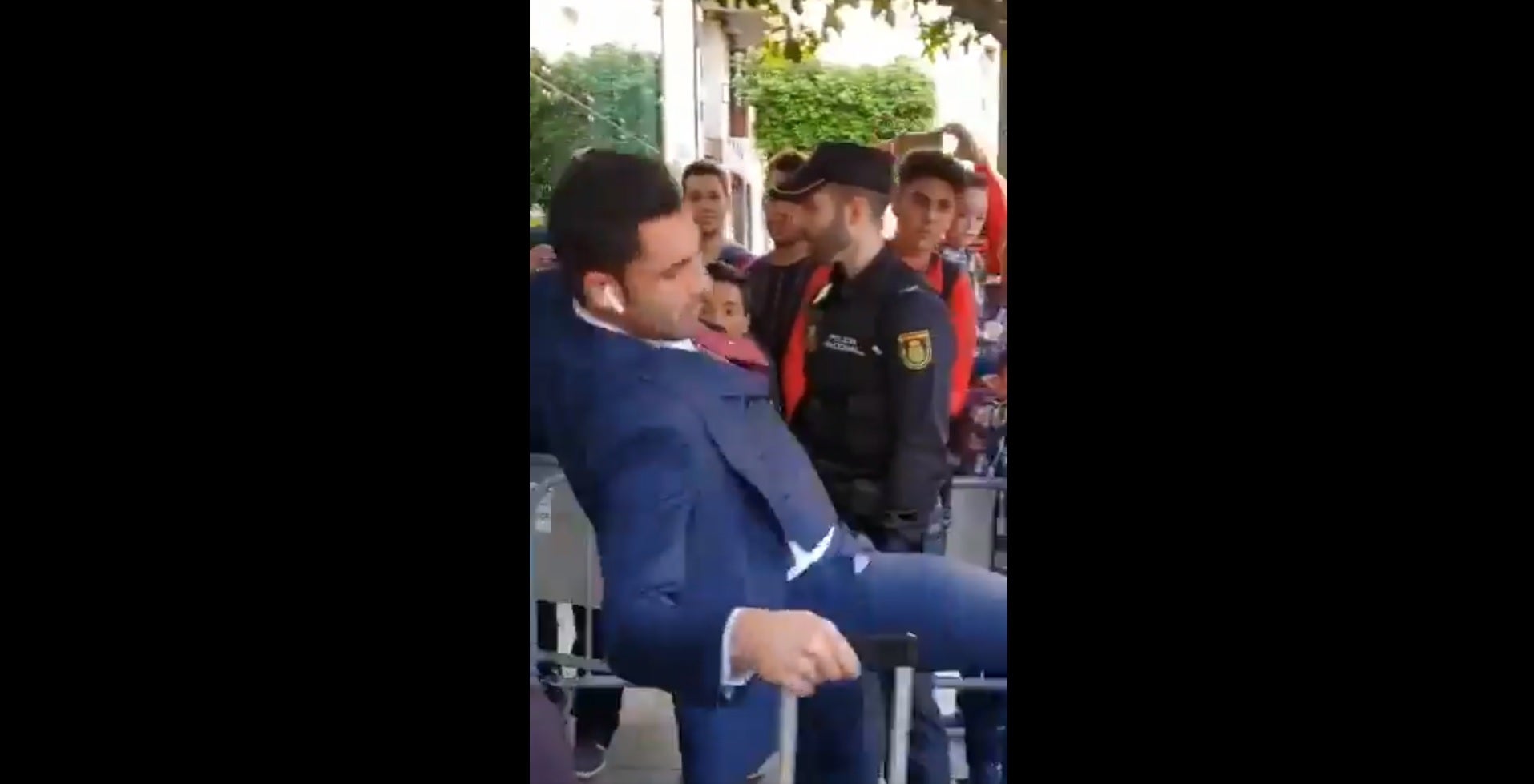 La aparatosa caída de Adán a la salida del hotel que se ha hecho viral La aparatosa caída de Adán a la salida del hotel que se ha hecho viral