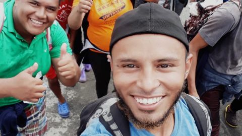 Junior Mendoza en la caravana de inmigrante
