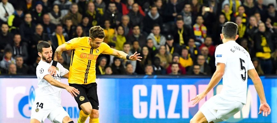 José Gaya trata de robar un balón ante el Young Boys José Gaya trata de robar un balón ante el Young Boys