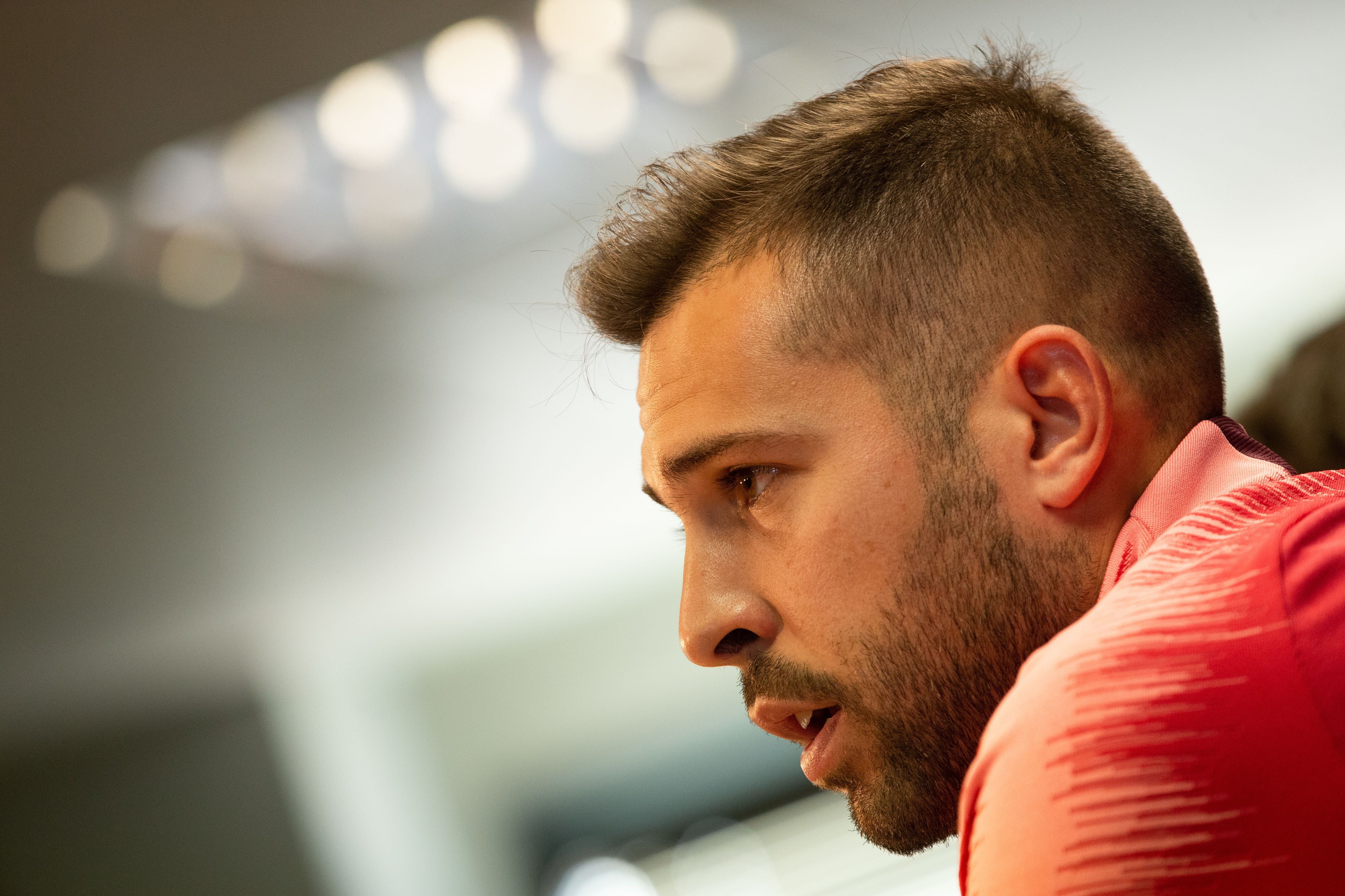 Jordi Alba: "Si conocieseis a Messi, sabríais que ni pincha ni corta en las decisiones del Barça" Jordi Alba: "Si conocieseis a Messi, sabríais que ni pincha ni corta en las decisiones del Barça"