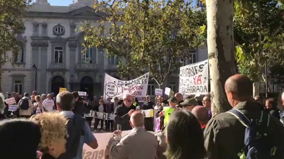 M&aacute;s de 200 personas realizan un escrache ante las puertas del Tribunal Supremo