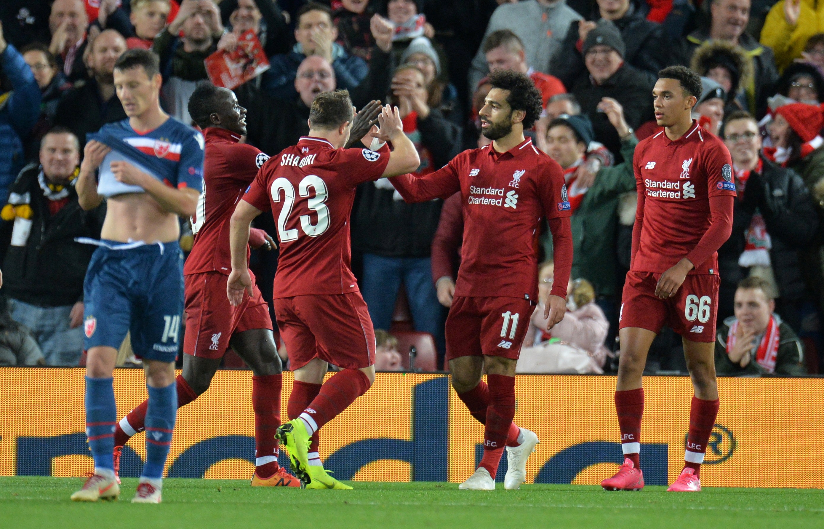El Liverpool arrolla al Estrella Roja con su tridente ofensivo: Firmino, Salah y Mané El Liverpool arrolla al Estrella Roja con su tridente ofensivo: Firmino, Salah y Mané