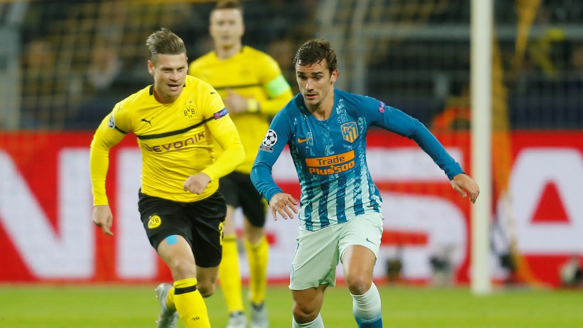 Griezmann controla un balo ante el Borussia Dortmund