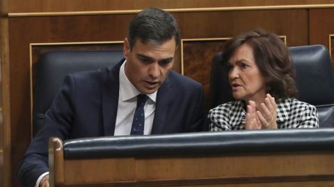 Pedro S&aacute;nchez con Carmen Calvo en el Congreso
