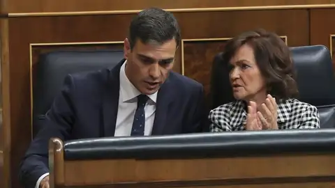 Pedro Sánchez con Carmen Calvo en el Congreso Pedro Sánchez con Carmen Calvo en el Congreso
