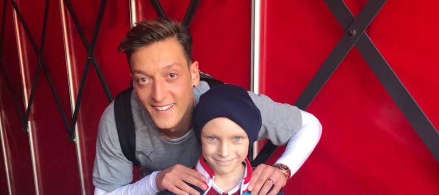 Özil y el pequeño Charlie Özil y el pequeño Charlie