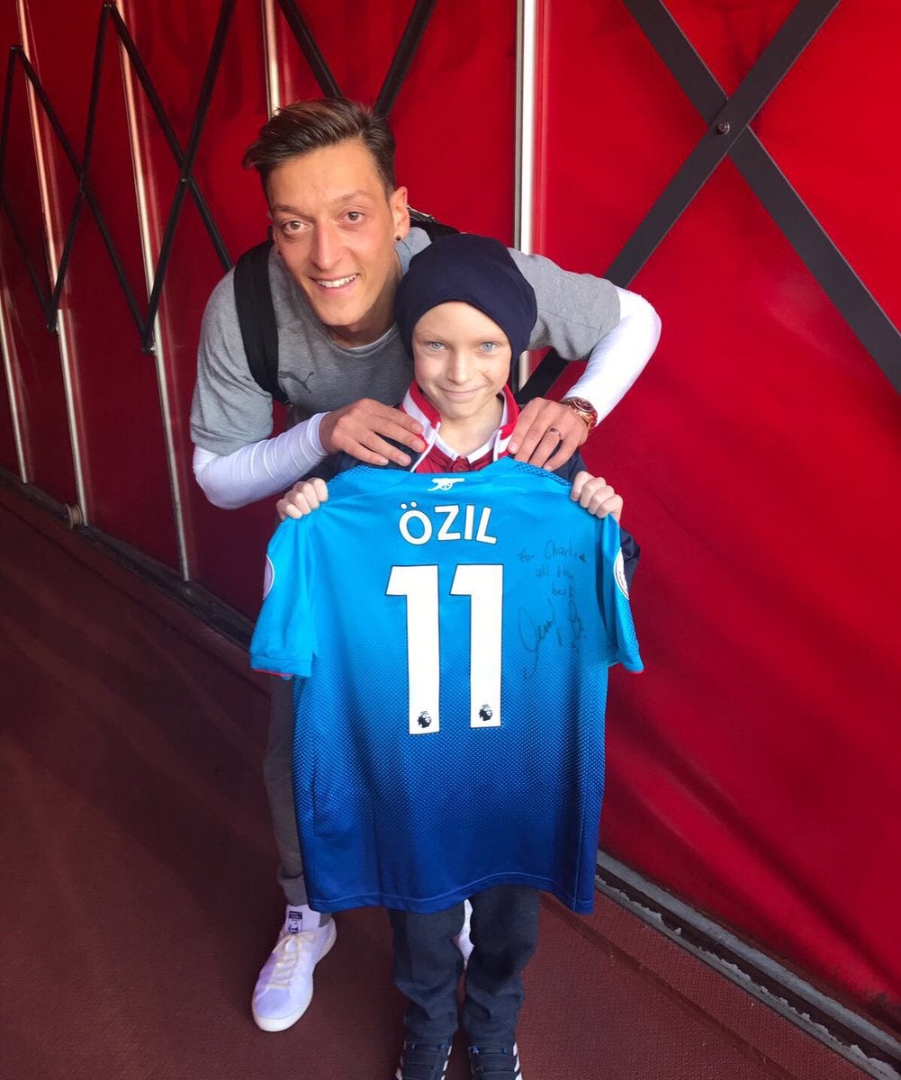 La triste despedida de Özil a Charlie, un joven hincha del Arsenal de 12 años La triste despedida de Özil a Charlie, un joven hincha del Arsenal de 12 años