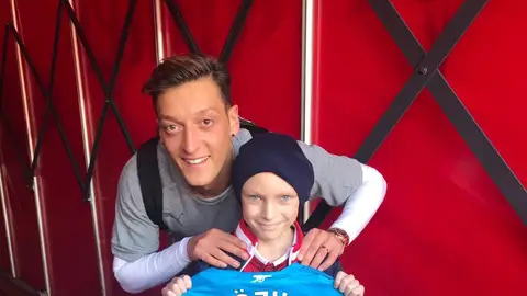 Özil y el pequeño Charlie Özil y el pequeño Charlie