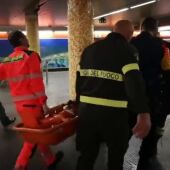 Así actuaron los bomberos tras descontrolarse una escalera mecánica en el metro de Roma