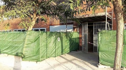 Fachada acordonada del instituto de Torrellano de Elche 